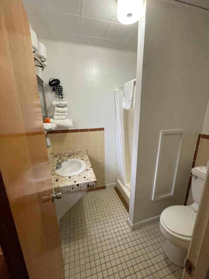 The Colonial Inn & Creamery Watkins Glen Extérieur photo