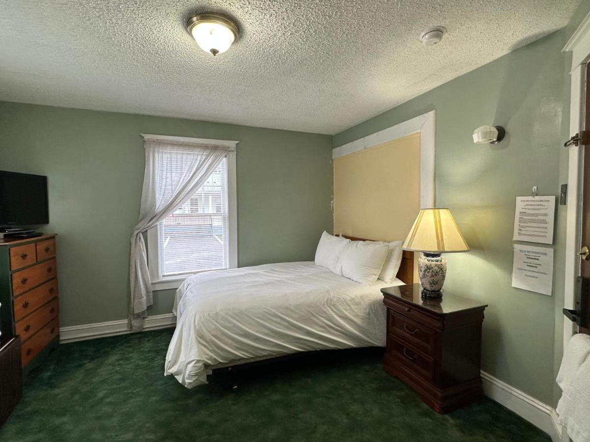 The Colonial Inn & Creamery Watkins Glen Extérieur photo