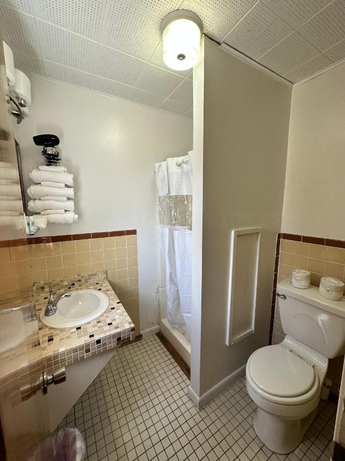 The Colonial Inn & Creamery Watkins Glen Extérieur photo