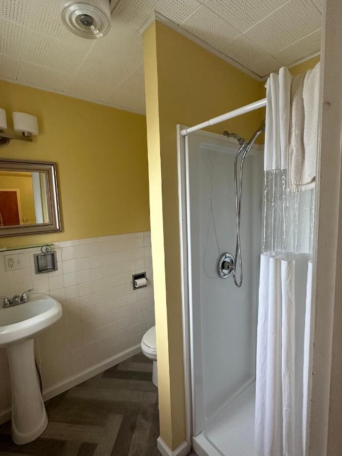 The Colonial Inn & Creamery Watkins Glen Extérieur photo