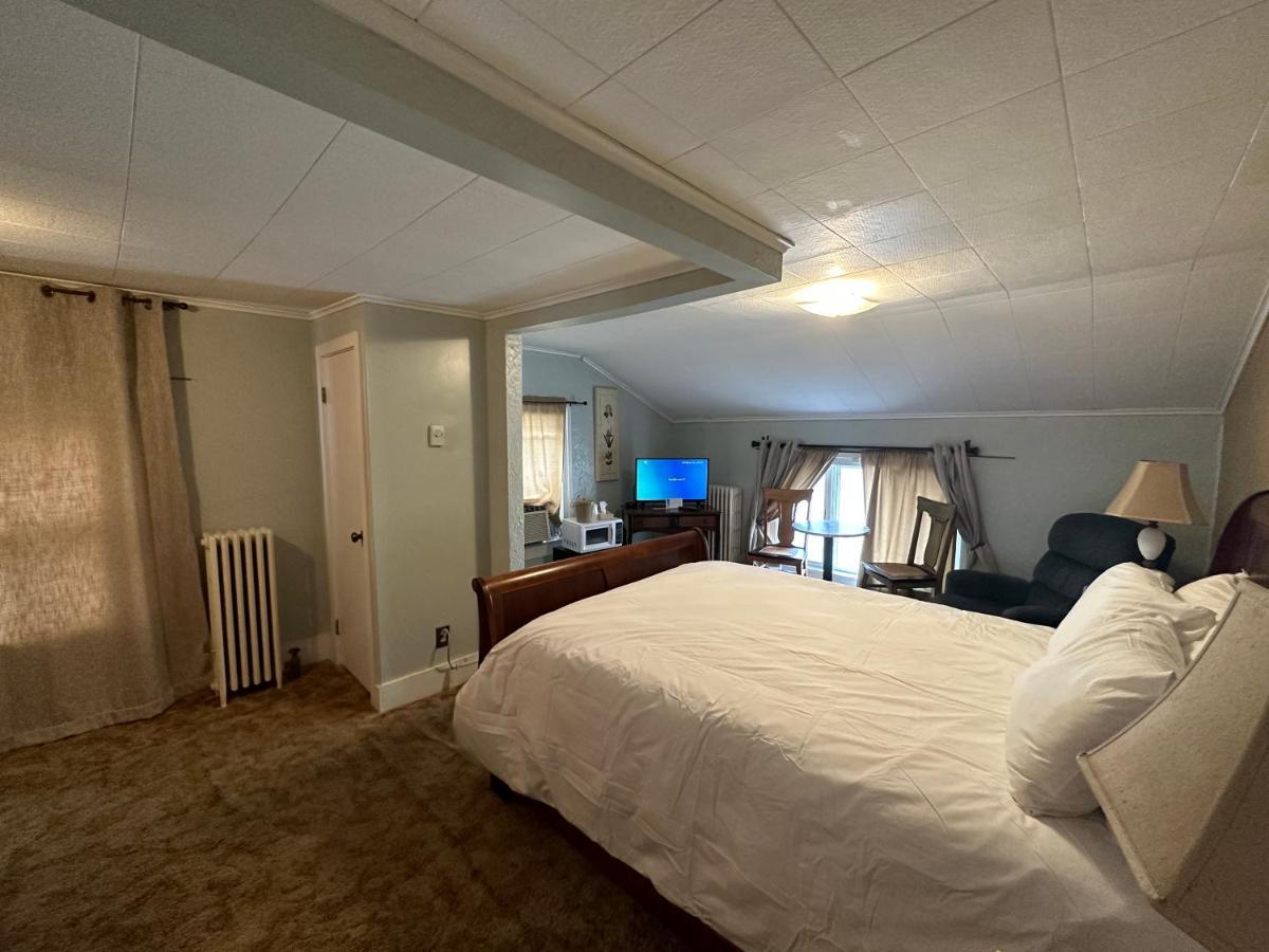 The Colonial Inn & Creamery Watkins Glen Extérieur photo
